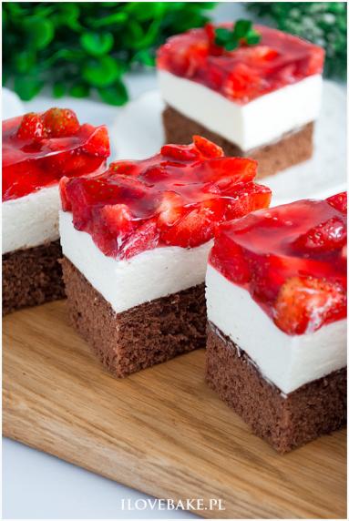 Zdjęcie - Ciasto czekoladowe z kremem i truskawkami - Przepisy kulinarne ze zdjęciami