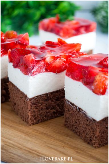 Zdjęcie - Ciasto czekoladowe z kremem i truskawkami - Przepisy kulinarne ze zdjęciami