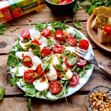 Zdjęcie - Rukola z mozarellą, pomidorkami i orzeszkami piniowymi - Przepisy kulinarne ze zdjęciami