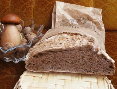 Zdjęcie - Weekendowa piekarnia 51 - Chleb na zakwasie z ziemniakami i orzechami - Przepisy kulinarne ze zdjęciami
