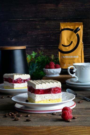 Zdjęcie - Ciasto z masą kawową i malinami - Przepisy kulinarne ze zdjęciami