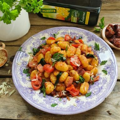 Zdjęcie - Gnocci z wędzonym boczkiem, suszonymi pomidorami i czerwonym pesto - Przepisy kulinarne ze zdjęciami