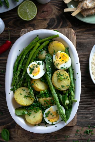 Zdjęcie - Sałatka z ziemniakami, jajkiem i szparagami - Przepisy kulinarne ze zdjęciami