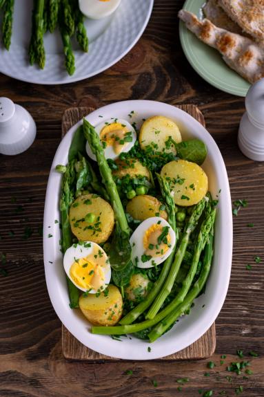 Zdjęcie - Sałatka z ziemniakami, jajkiem i szparagami - Przepisy kulinarne ze zdjęciami