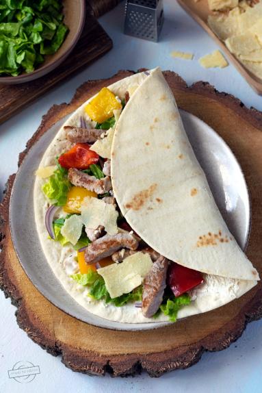 Zdjęcie - Tortilla z polędwiczką i warzywami - Przepisy kulinarne ze zdjęciami