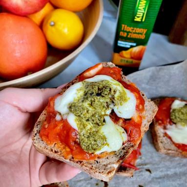 Zdjęcie - Zapiekanki pomidorowo – czosnkowe z pesto - Przepisy kulinarne ze zdjęciami