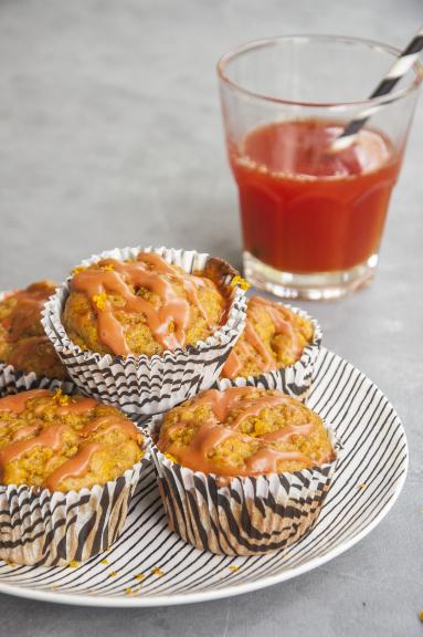 Zdjęcie - Babeczki marchewkowe z pomarańczowym lukrem - Przepisy kulinarne ze zdjęciami