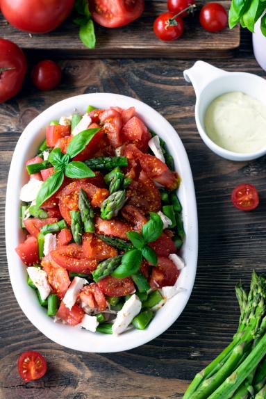 Zdjęcie - Sałatka z gotowanym kurczakiem i szparagami - Przepisy kulinarne ze zdjęciami