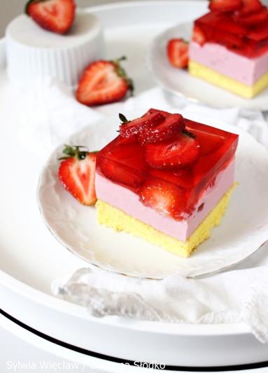 Zdjęcie - Jogurtowiec - ciasto jogurtowe z truskawkami i galaretką - Przepisy kulinarne ze zdjęciami