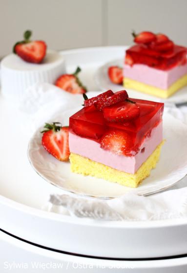 Zdjęcie - Jogurtowiec - ciasto jogurtowe z truskawkami i galaretką - Przepisy kulinarne ze zdjęciami