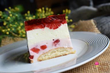 Zdjęcie - Ciasto bez pieczenia z truskawkami - Przepisy kulinarne ze zdjęciami