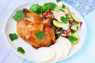 Zdjęcie - Kurczak pieczony z masłem, czosnkiem, papryką i ziołami - Przepisy kulinarne ze zdjęciami