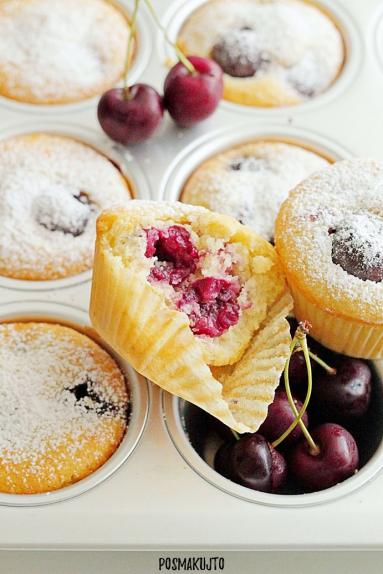 Zdjęcie - Maślane muffiny z czereśniami - Przepisy kulinarne ze zdjęciami