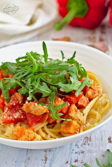 Zdjęcie - Spaghetti z kurczakiem, papryką i pomidorami - Przepisy kulinarne ze zdjęciami