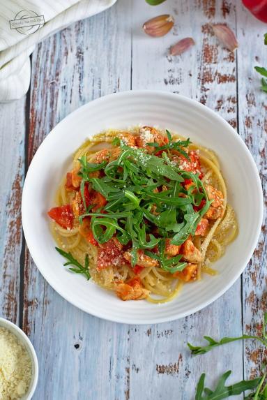 Zdjęcie - Spaghetti z kurczakiem, papryką i pomidorami - Przepisy kulinarne ze zdjęciami