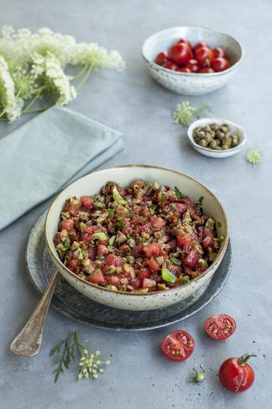 Zdjęcie - Tatar z pomidorów z oliwkami - Przepisy kulinarne ze zdjęciami