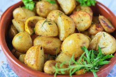 Zdjęcie - Ziołowe młode ziemniaki, pieczone - Przepisy kulinarne ze zdjęciami