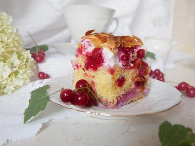 Zdjęcie - Ucierane ciasto z czerwonymi porzeczkami i bezą - Przepisy kulinarne ze zdjęciami