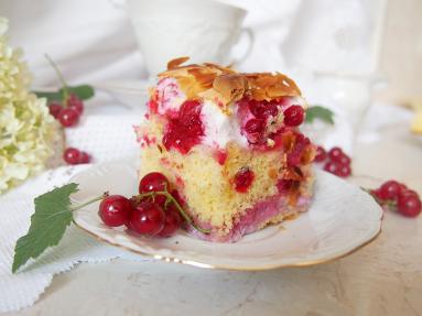 Zdjęcie - Ucierane ciasto z czerwonymi porzeczkami i bezą - Przepisy kulinarne ze zdjęciami