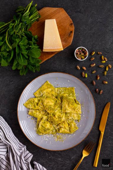 Zdjęcie - Ravioli z ricottą, miętą i pesto pistacjowym - Przepisy kulinarne ze zdjęciami