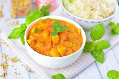 Zdjęcie - Kurczak curry z cukinią i mlekiem kokosowym - Przepisy kulinarne ze zdjęciami
