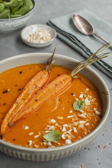 Zdjęcie - Zupa z pieczonych marchewek z batatem - Przepisy kulinarne ze zdjęciami