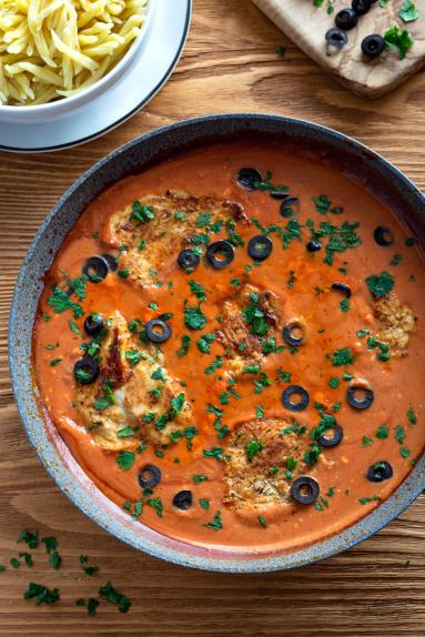 Zdjęcie - Kurczak w sosie pomidorowym z mascarpone - Przepisy kulinarne ze zdjęciami