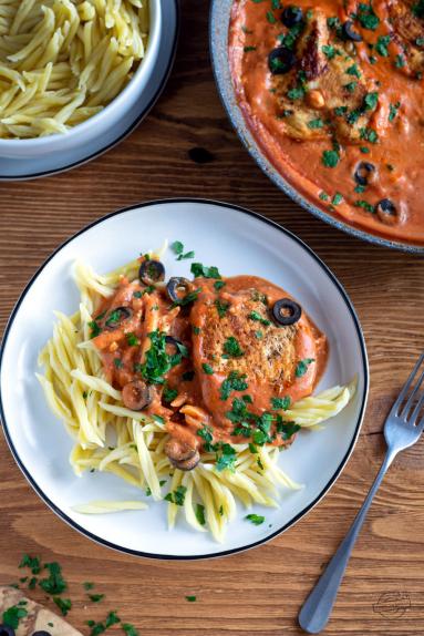 Zdjęcie - Kurczak w sosie pomidorowym z mascarpone - Przepisy kulinarne ze zdjęciami