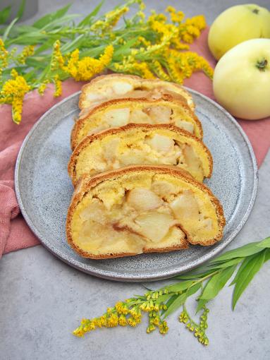 Zdjęcie - Rolada z jabłkami - proste i tanie ciasto - Przepisy kulinarne ze zdjęciami