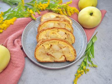 Zdjęcie - Rolada z jabłkami - proste i tanie ciasto - Przepisy kulinarne ze zdjęciami
