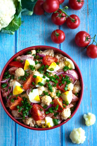 Zdjęcie - Sałatka kalafiorowa z pomidorami i jajkiem - Przepisy kulinarne ze zdjęciami