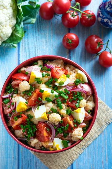 Zdjęcie - Sałatka kalafiorowa z pomidorami i jajkiem - Przepisy kulinarne ze zdjęciami