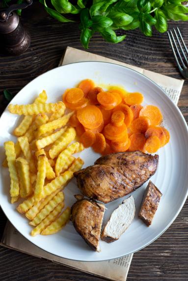 Zdjęcie - Pierś kurczaka w miodowo-balsamicznej marynacie - Przepisy kulinarne ze zdjęciami