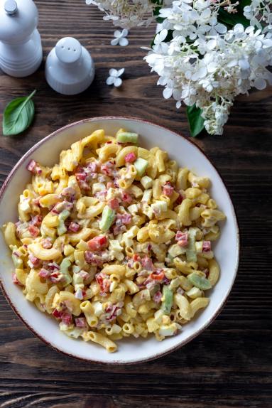Zdjęcie - Sałatka makaronowa z jajkami i warzywami - Przepisy kulinarne ze zdjęciami