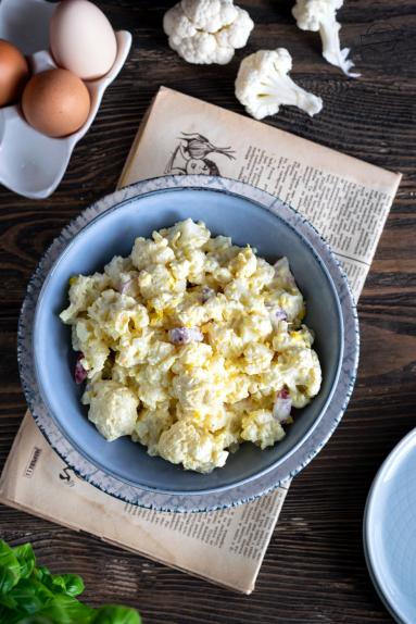 Zdjęcie - Sałatka kalafiorowa z jajkami i rzodkiewką - Przepisy kulinarne ze zdjęciami