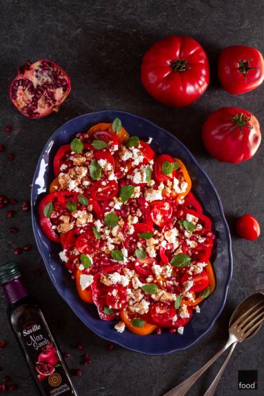 Zdjęcie - Sałatka z pomidorów z granatem, fetą i sosem narsharab - Przepisy kulinarne ze zdjęciami