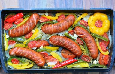 Zdjęcie - Pieczona kiełbasa z papryką, pomidorami, czosnkiem i ziołami - Przepisy kulinarne ze zdjęciami