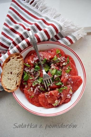 Zdjęcie - Sałatka z pomidorów - Napiecyku - Przepisy kulinarne ze zdjęciami