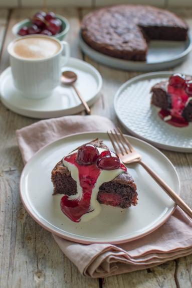 Zdjęcie - Wilgotne ciasto czekoladowe z wiśniami - Przepisy kulinarne ze zdjęciami