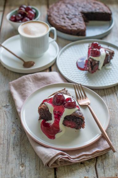 Zdjęcie - Wilgotne ciasto czekoladowe z wiśniami - Przepisy kulinarne ze zdjęciami
