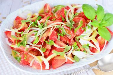 Zdjęcie - Najlepsza letnia sałatka z pomidorów - Przepisy kulinarne ze zdjęciami