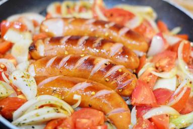 Zdjęcie - Kiełbaski smażone z cebulą i pomidorami - Przepisy kulinarne ze zdjęciami