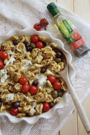 Zdjęcie - Tortellini z kolorowymi oliwkami i mozzarellą - Przepisy kulinarne ze zdjęciami