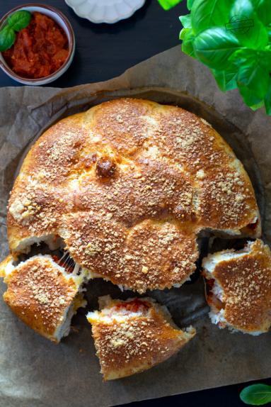 Zdjęcie - Drożdżowe z serem i pepperoni - Przepisy kulinarne ze zdjęciami