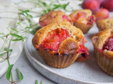 Zdjęcie - Cynamonowe muffiny ze ślwkami - Przepisy kulinarne ze zdjęciami