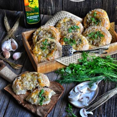 Zdjęcie - Bułki z pieczarkami i masłem ziołowym - Przepisy kulinarne ze zdjęciami