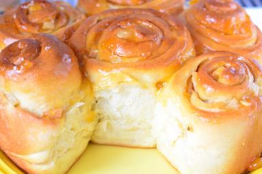 Zdjęcie - Śniadaniowe bułeczki z gruszkami - proste ciasto z gruszkami - Przepisy kulinarne ze zdjęciami