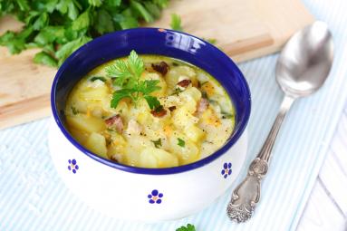 Zdjęcie - Zupa ziemniaczana z grzybami i wędzonym boczkiem - Przepisy kulinarne ze zdjęciami