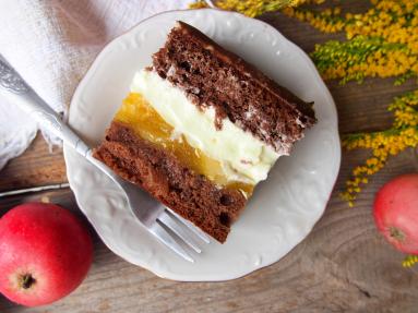 Zdjęcie - Czekoladowe ciasto z jabłkami i kremem budyniowym - Przepisy kulinarne ze zdjęciami
