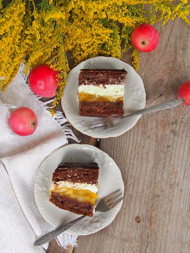 Zdjęcie - Czekoladowe ciasto z jabłkami i kremem budyniowym - Przepisy kulinarne ze zdjęciami
